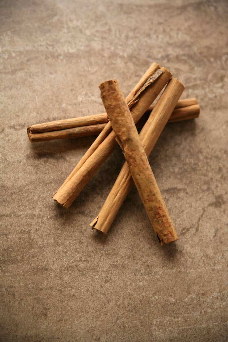 Canela cinnamon sticks on top of each other against a dark background