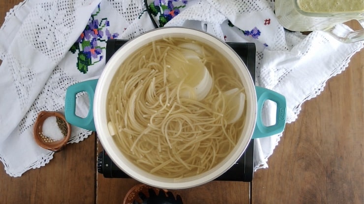 boiling spaghetti with onions and garlic for espagueti verde.