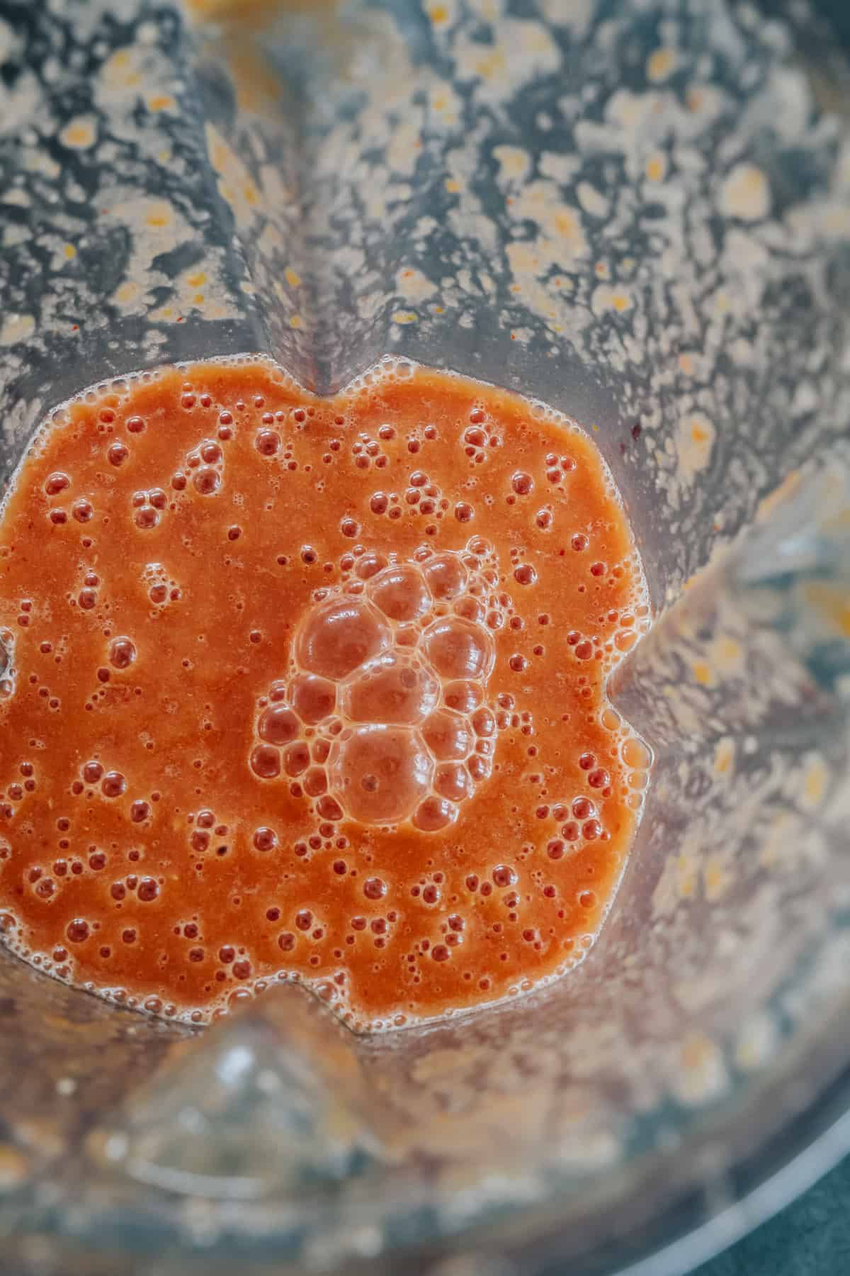 salsa chipotle de tomate licuado en la jarra de la licuadora para hacer fideos mexicanos. 